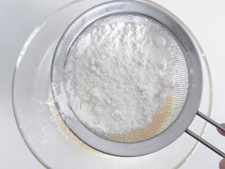 鸡蛋网饼,面粉过筛是为了不是面粉成团 不易搅拌均匀