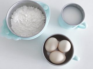 鸡蛋网饼,食材准备：鸡蛋3个 配方奶150ml （配方奶是指冲调好的奶粉 没有也可以用牛奶代替）低筋面粉200克