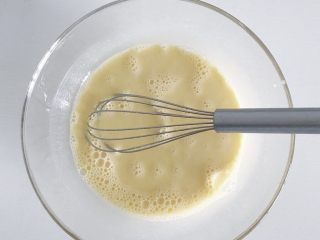 鸡蛋网饼,俗话说“蛋打一百下”所以这个步骤不介意多抽打几遍 鸡蛋液会更加柔顺 