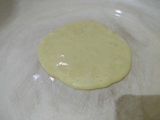 香蕉酸奶松饼,平底锅抹点油烧热，放入1.5勺面糊在锅的中间，转小火。