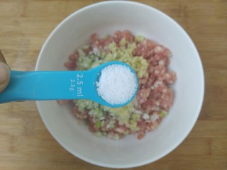 翡翠菜卷,加入大约2g食盐。