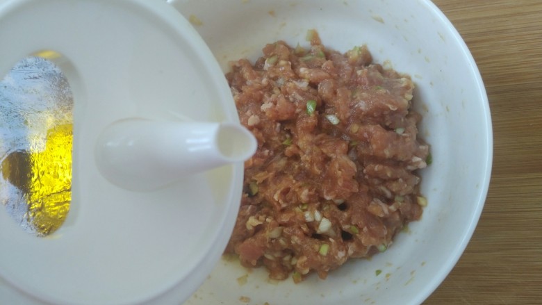 翡翠菜卷,加入大约20ml食用油，搅拌均匀备用。