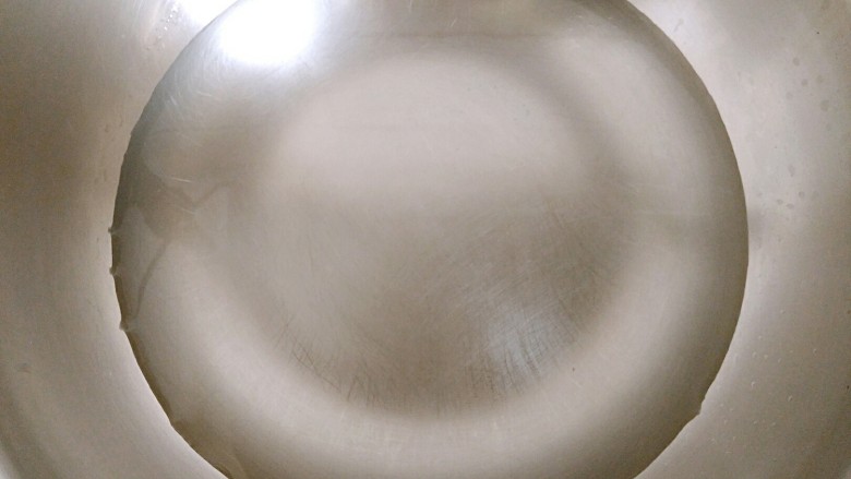 翡翠菜卷,锅中放入清水烧开。