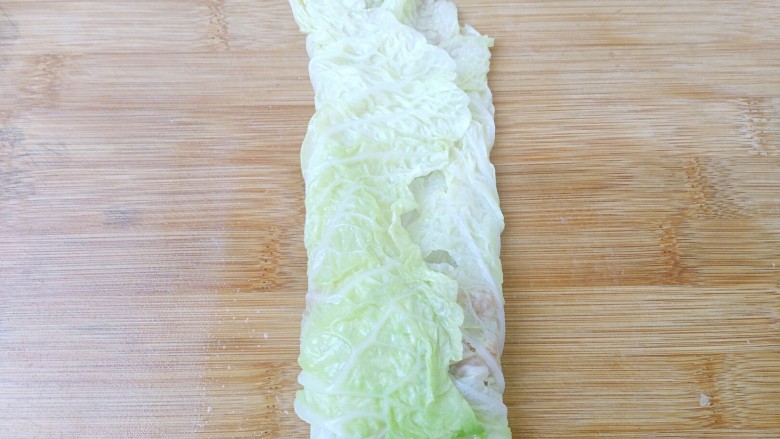 翡翠菜卷,把菜叶两边对折。