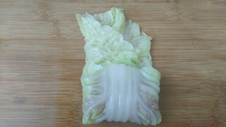 翡翠菜卷,然后由底部向上卷。