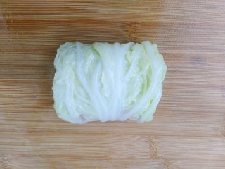翡翠菜卷,卷到头把最后的菜叶压到底部即可。