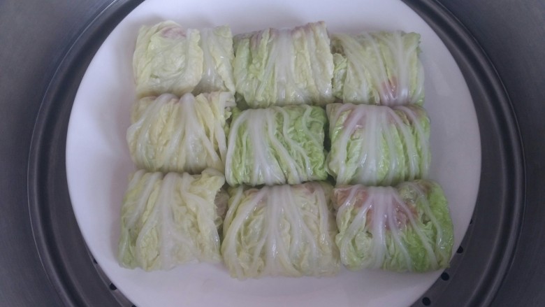 翡翠菜卷,把所有菜叶按照11——15的步骤做好后，依次摆在盘中，放入蒸锅，上气后蒸10分钟。