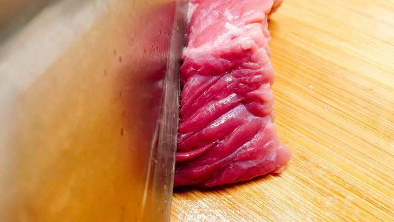 梨汁烧肉,将牛肉切成4-5公分左右的肉块，注意肉的纹理；