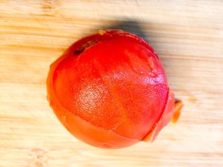 梨汁烧肉,待西红柿晾凉些就可以轻易去掉皮了；