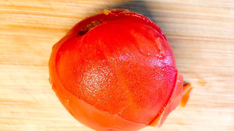 梨汁烧肉,待西红柿晾凉些就可以轻易去掉皮了；