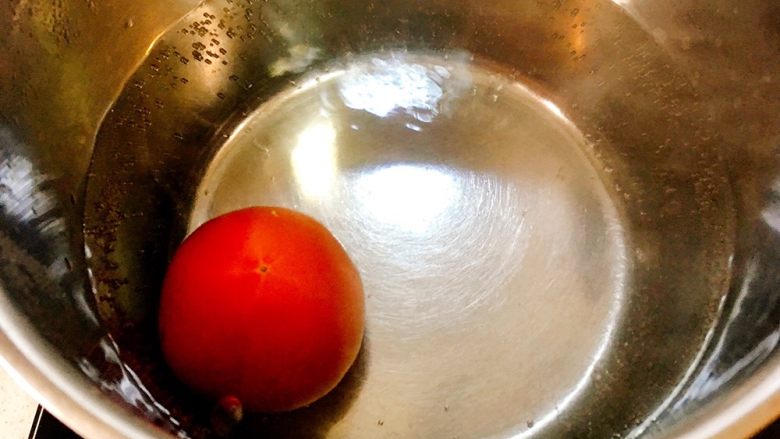 梨汁烧肉,这里还有一个窍门，做一些热水，水开放入洗净的西红柿，让热水烫遍西红柿后取出；