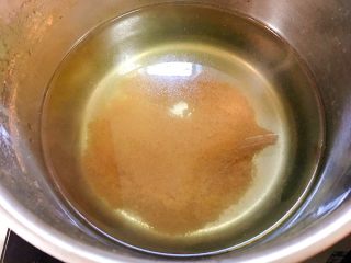 梨汁烧肉,焯牛肉的汤沉淀后，上面的汤水保留，下面的沉淀物去掉；