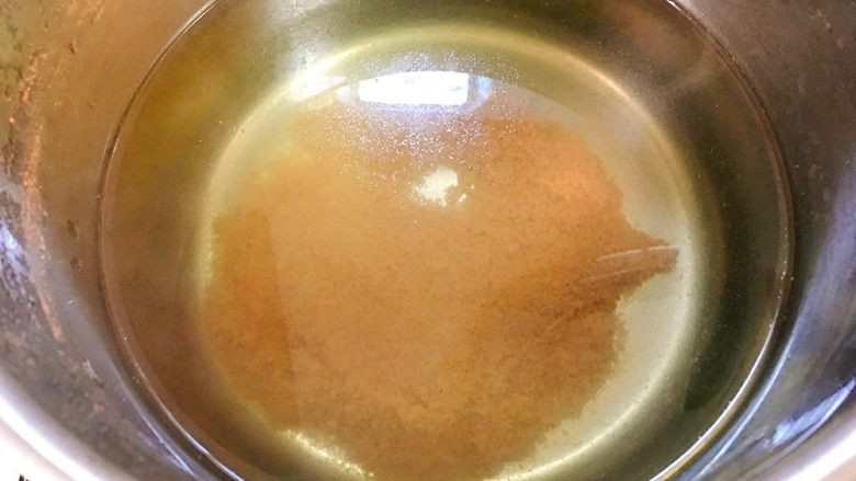 梨汁烧肉,焯牛肉的汤沉淀后，上面的汤水保留，下面的沉淀物去掉；