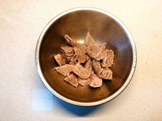 梨汁烧肉,待锅内水浮沫减少后捞出牛肉；
