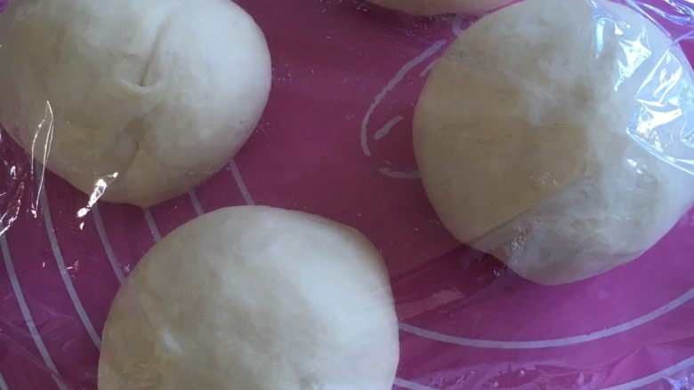#家有烤箱#炼乳哈斯面包,分割成115克左右的四个小面团，盖保鲜膜醒发15分钟