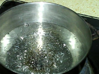牛奶龟苓膏,将剩下220克清水倒入锅中，置火上烧沸