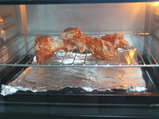 新奥尔良烤鸡腿(改良版),把鸡腿放烤箱，200度上下火烤15分钟