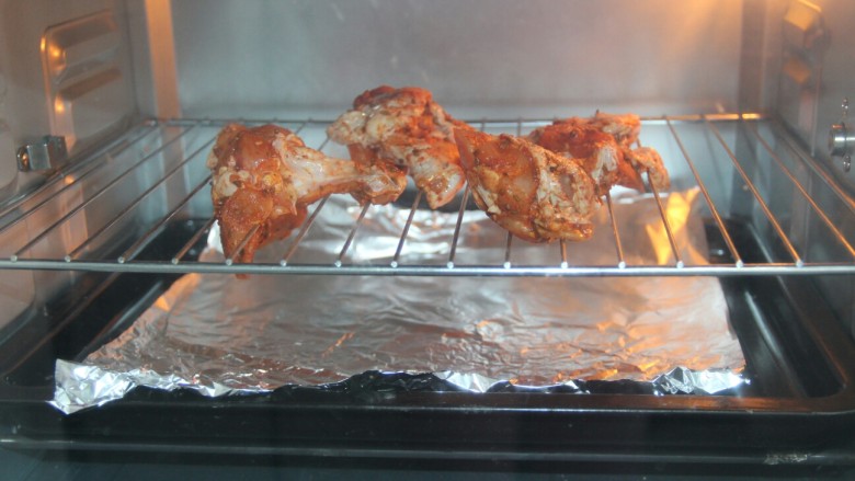新奥尔良烤鸡腿(改良版),把鸡腿放烤箱，200度上下火烤15分钟