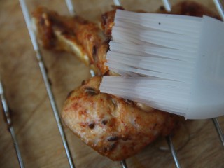 新奥尔良烤鸡腿(改良版),把鸡腿拿出来刷蜂蜜，两面都刷