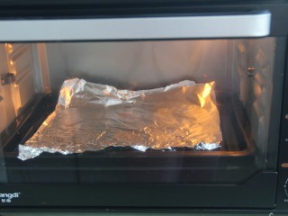 新奥尔良烤鸡腿(改良版),烤箱底层放烤盘，铺层锡纸或者油纸，预热200度