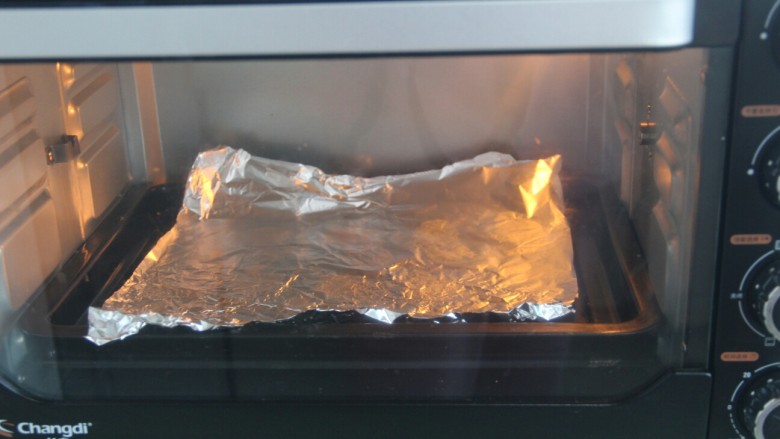 新奥尔良烤鸡腿(改良版),烤箱底层放烤盘，铺层锡纸或者油纸，预热200度