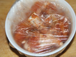 新奥尔良烤鸡腿(改良版),用保鲜膜或者塑料袋包好