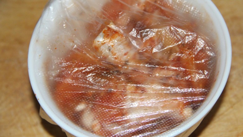 新奥尔良烤鸡腿(改良版),用保鲜膜或者塑料袋包好