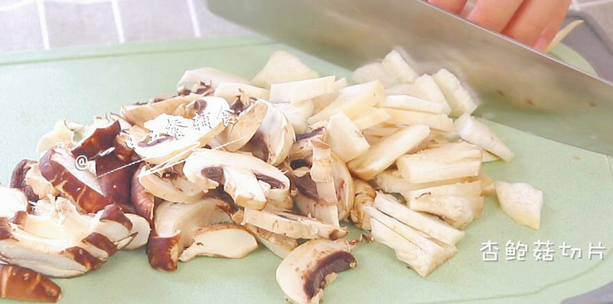 菌菇鸡肉饭 宝宝辅食，土豆+南瓜+口蘑+大米,各种菌菇洗净切片。