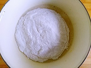 #家有烤箱#桃酥甜甜圈,倒入低粉与泡打粉的混合物