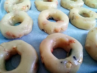 #家有烤箱#桃酥甜甜圈,18份全部做好放入铺好油纸的烤盘