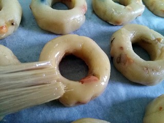 #家有烤箱#桃酥甜甜圈,用毛刷在表面刷一层蛋黄液