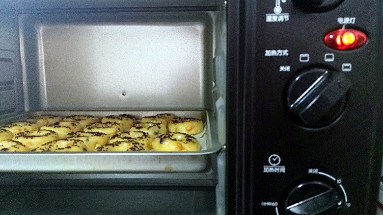 #家有烤箱#桃酥甜甜圈,放入提前预热好的烤箱，中层，175度，20分钟
每家烤箱温度差异，酌情调节