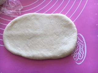 #家有烤箱#炼乳哈斯面包,擀开一个面团成椭圆形