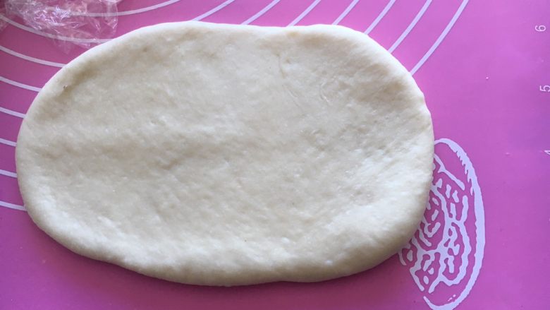 #家有烤箱#炼乳哈斯面包,擀开一个面团成椭圆形