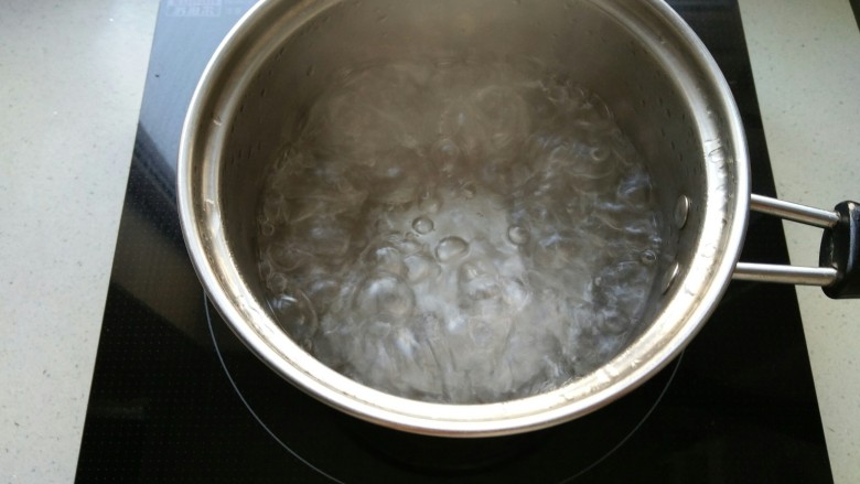 紫薯雪梨甜汤,将水煮沸。