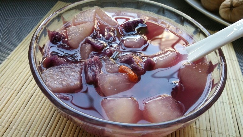 紫薯雪梨甜汤,又好吃又营养美味。