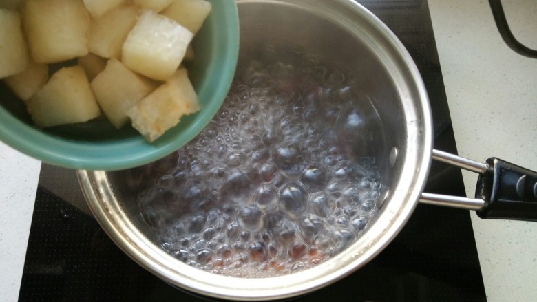 紫薯雪梨甜汤,接着加入雪梨丁，煮5分钟关火即可。