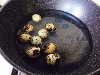 好下饭—虎皮鹌鹑蛋青椒,鹌鹑蛋洗干净表面，下冷水煮。