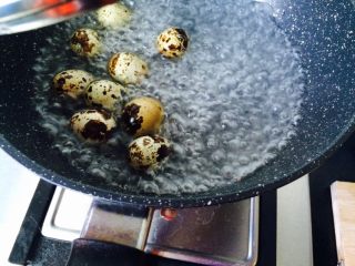 好下饭—虎皮鹌鹑蛋青椒,水开后，关火，焖三分钟。
