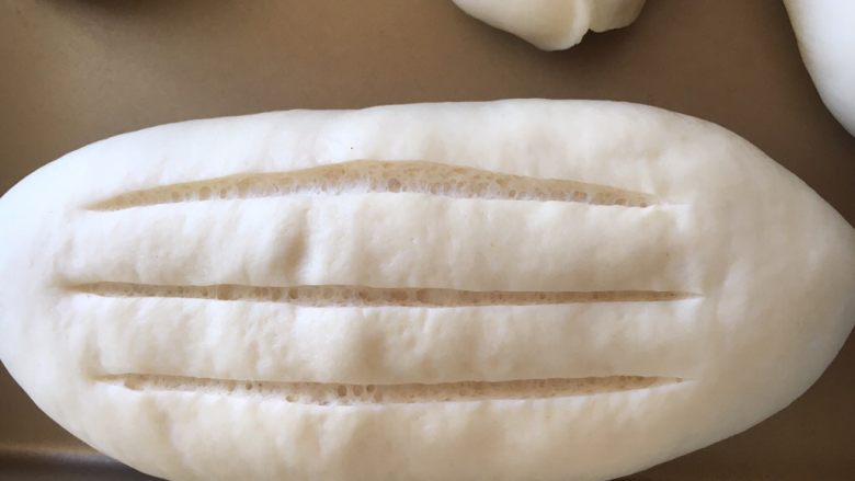 #家有烤箱#炼乳哈斯面包,发到两倍大，表面用刀浅浅的割三刀