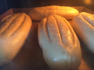 #家有烤箱#炼乳哈斯面包,烤箱预热180度，约20分钟，中途加盖锡纸