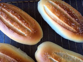 #家有烤箱#炼乳哈斯面包,放在烤架上冷却，余温时密封保存