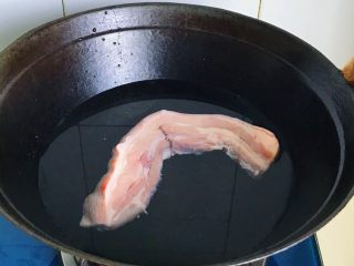 香芋扣肉煲,冷水下锅焯水，水开后把肉冲洗干净