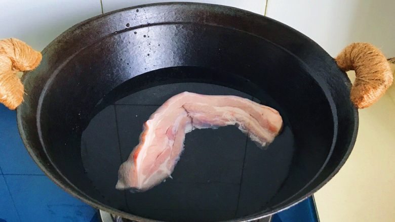 香芋扣肉煲,冷水下锅焯水，水开后把肉冲洗干净