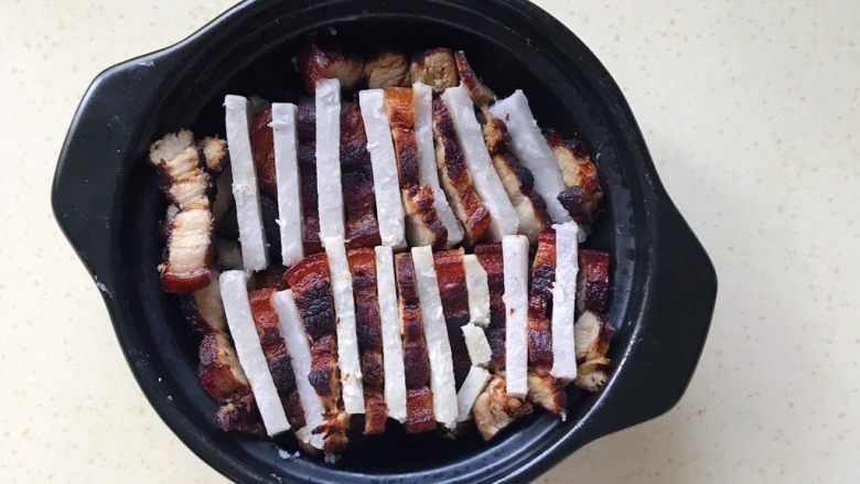 香芋扣肉煲,把一片肉一片香芋交叠着码在砂锅里