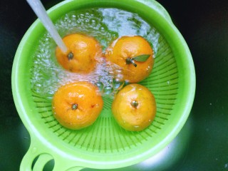 糖水桔子,首先将桔子用冷水清洗干净。