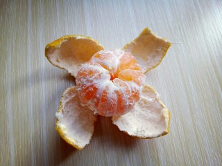 糖水桔子,淋干的橘子剥皮。