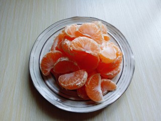 糖水桔子,依次做完的橘子瓣。