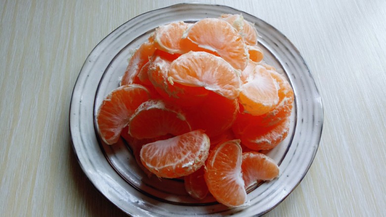 糖水桔子,依次做完的橘子瓣。
