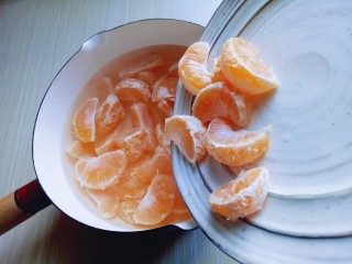 糖水桔子,待冰糖彻底融化后再加入桔子瓣。